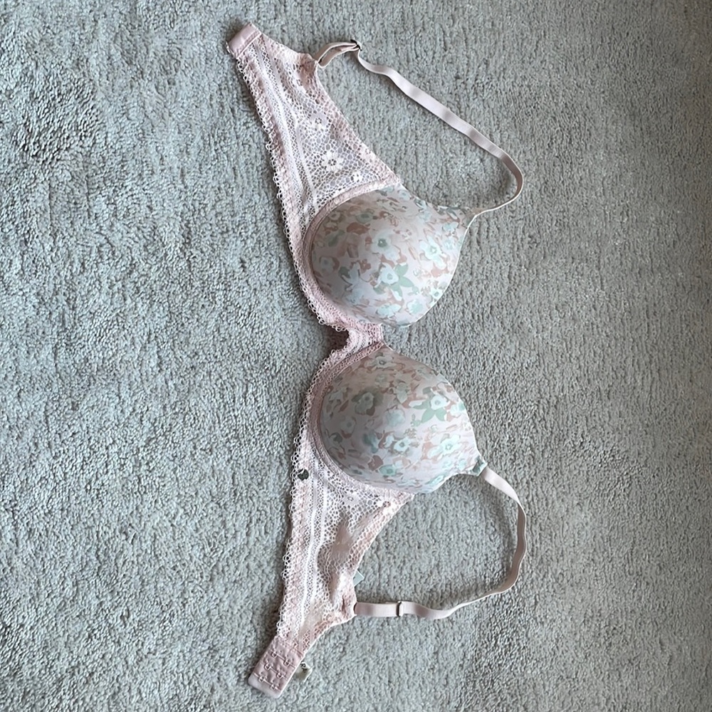 Pretty lucky bra in pink neutral floral print. Underwire and lightly padded 34C